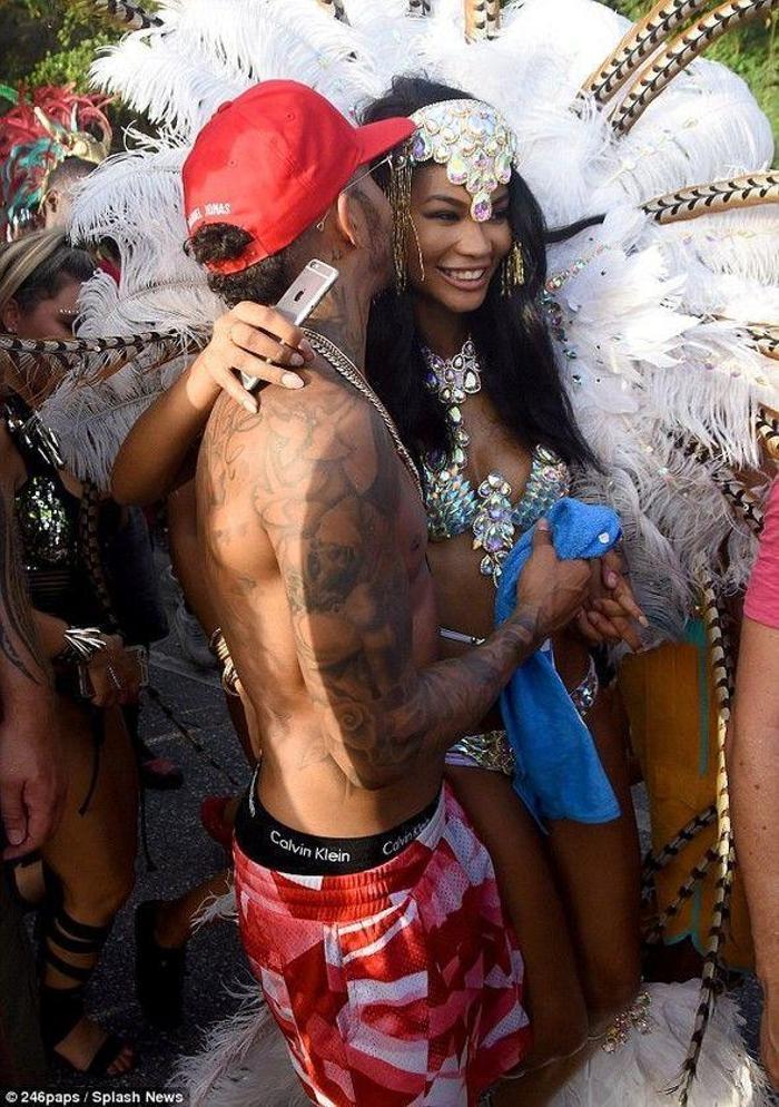 Lewis Hamilton kendinden geçti