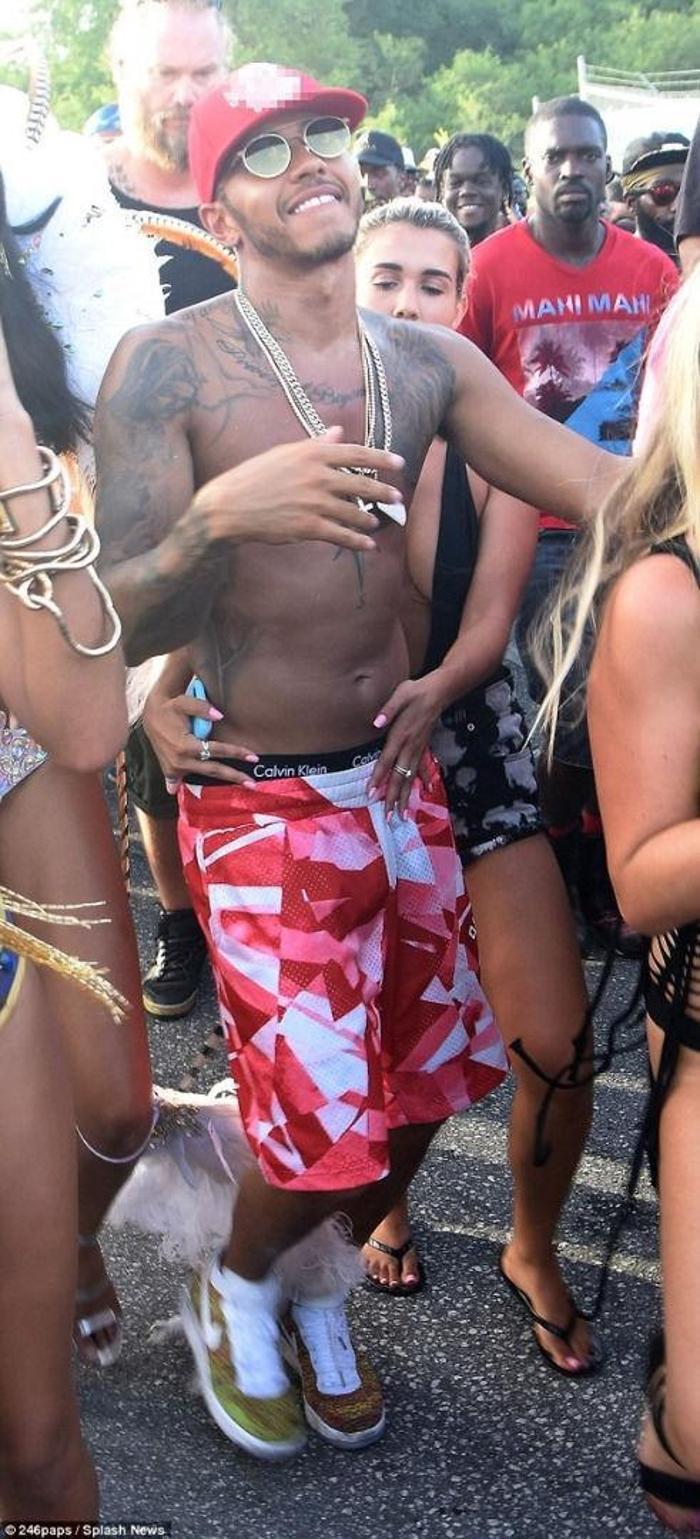 Lewis Hamilton kendinden geçti