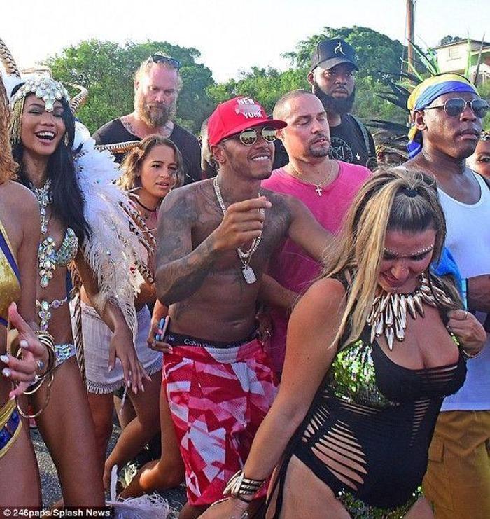 Lewis Hamilton kendinden geçti