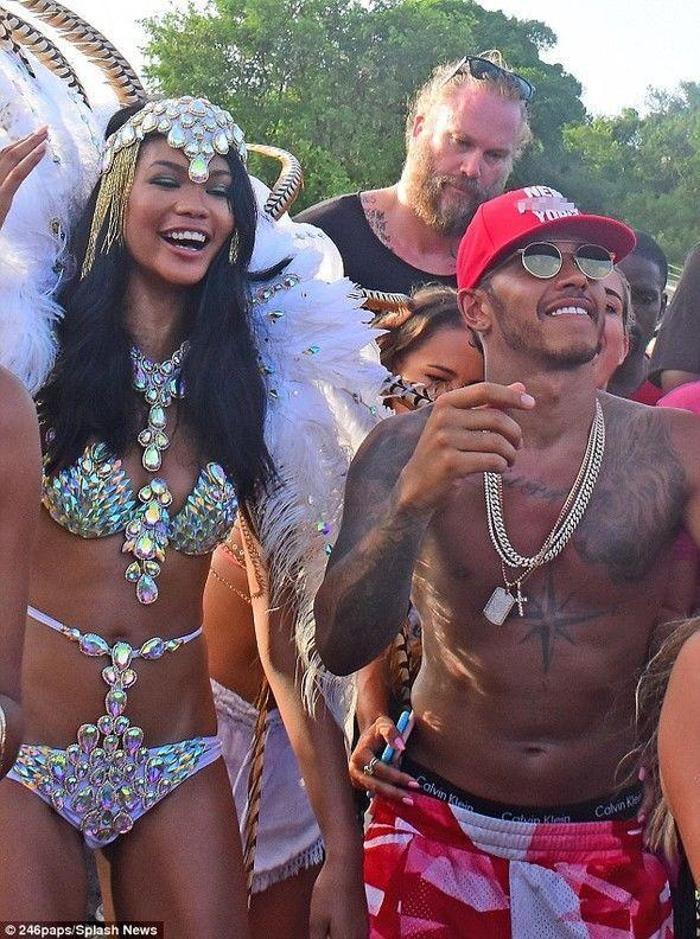 Lewis Hamilton kendinden geçti