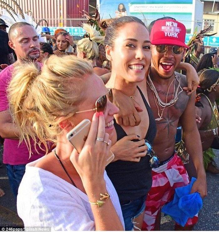 Lewis Hamilton kendinden geçti
