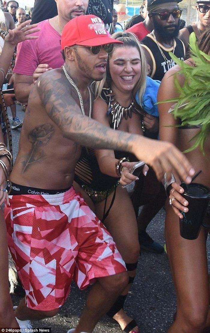Lewis Hamilton kendinden geçti