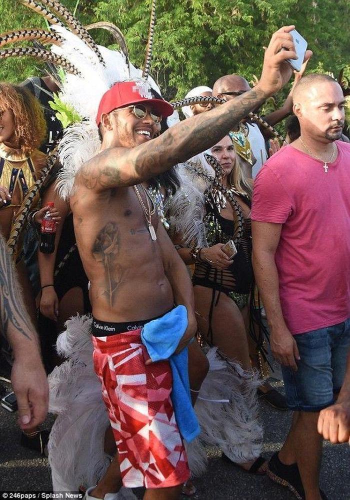 Lewis Hamilton kendinden geçti