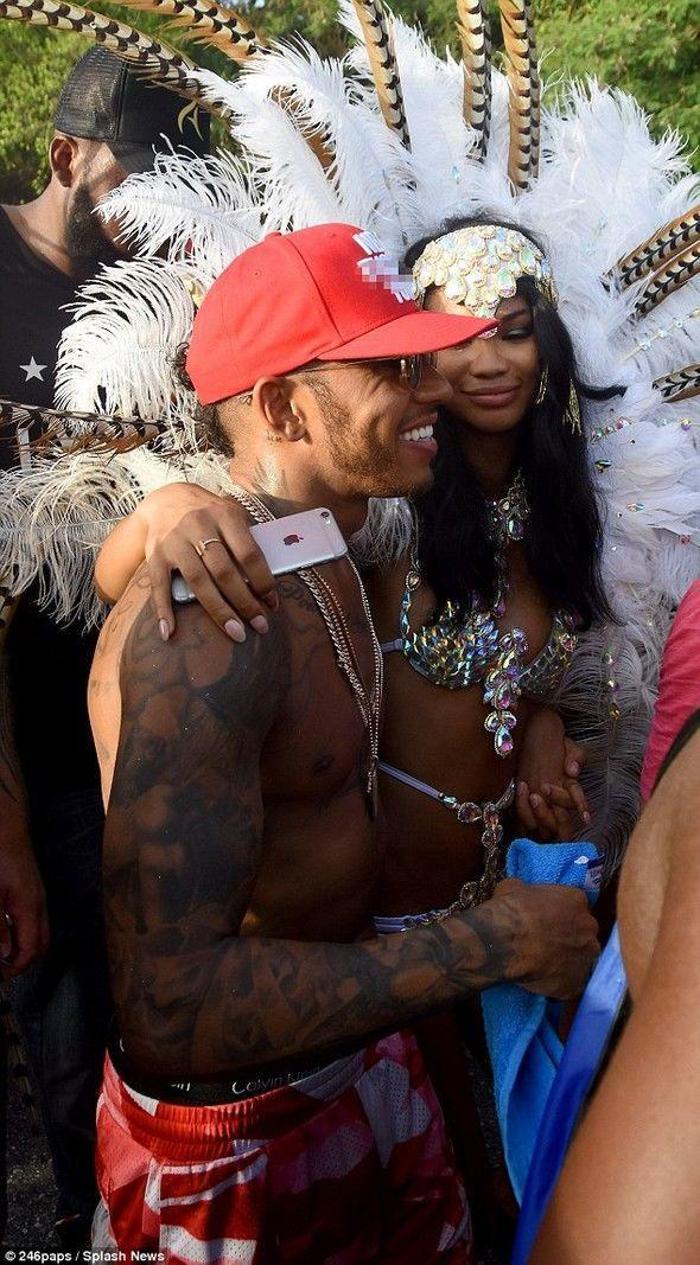 Lewis Hamilton kendinden geçti