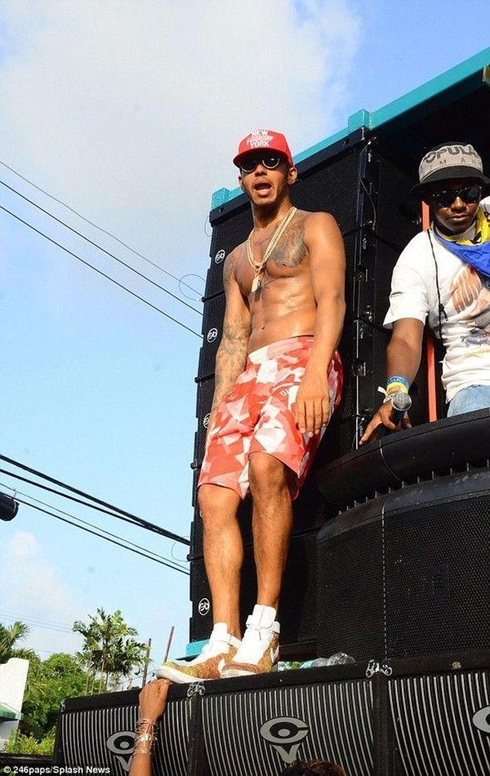 Lewis Hamilton kendinden geçti