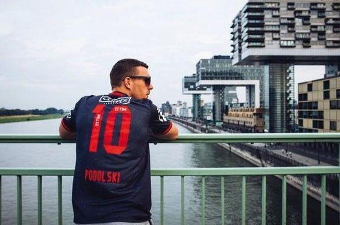 Galatasaray taraftarından Podolskiye İhanet etme tepkisi