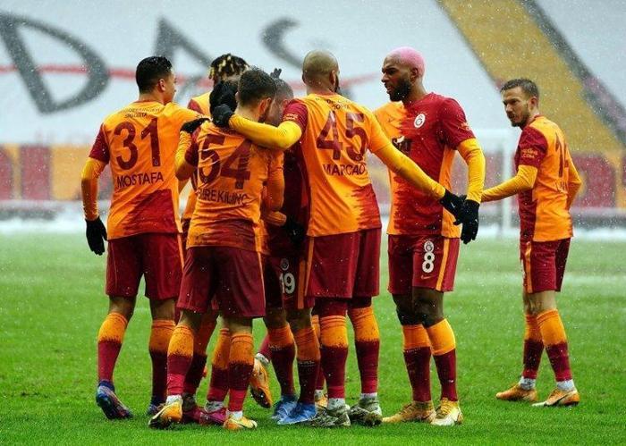 Galatasarayın gizli transfer planı 12 isim gidiyor ve tam 15 milyon euro...