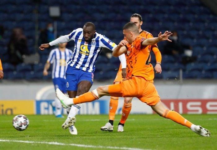 Beşiktaşın eski yıldızı Pepe, Merih Demirala yumruk atmaya çalıştı