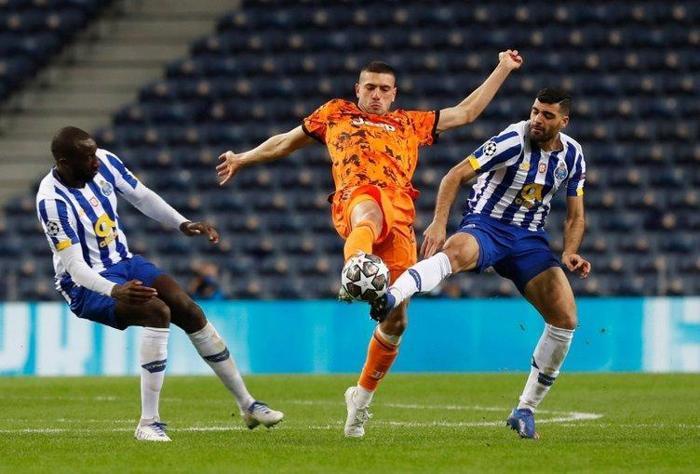 Beşiktaşın eski yıldızı Pepe, Merih Demirala yumruk atmaya çalıştı