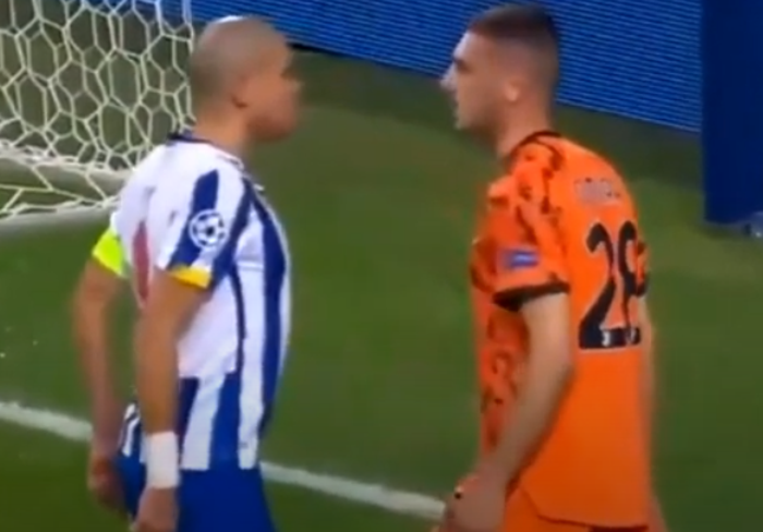Beşiktaşın eski yıldızı Pepe, Merih Demirala yumruk atmaya çalıştı