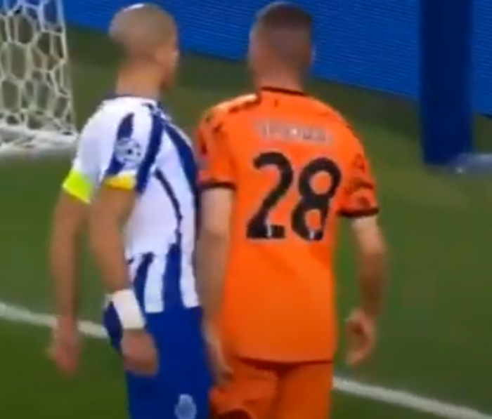 Beşiktaşın eski yıldızı Pepe, Merih Demirala yumruk atmaya çalıştı