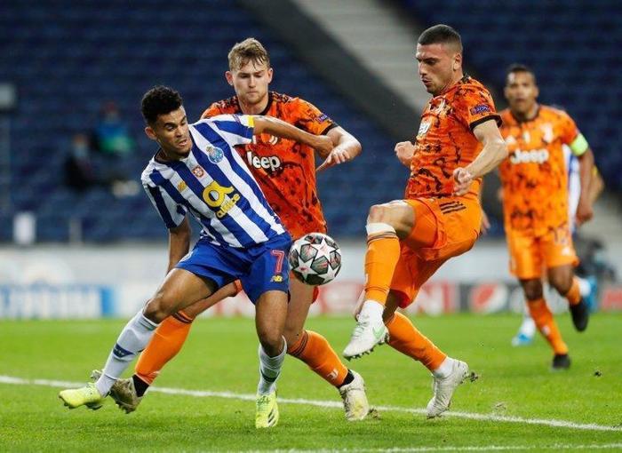 Beşiktaşın eski yıldızı Pepe, Merih Demirala yumruk atmaya çalıştı
