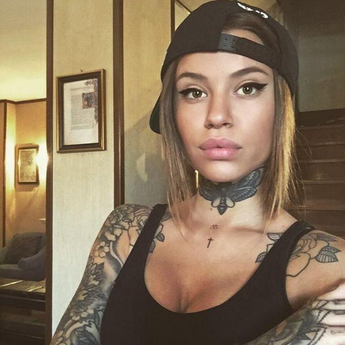 Sergio Agüeronun yanındaki dövmeli güzel Zoe Cristofoli