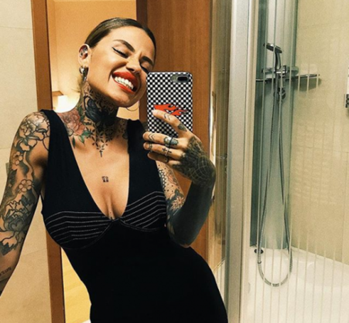 Sergio Agüeronun yanındaki dövmeli güzel Zoe Cristofoli
