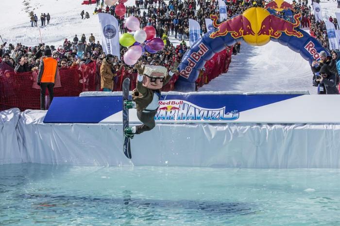 Red Bull kar havuzu film oluyor