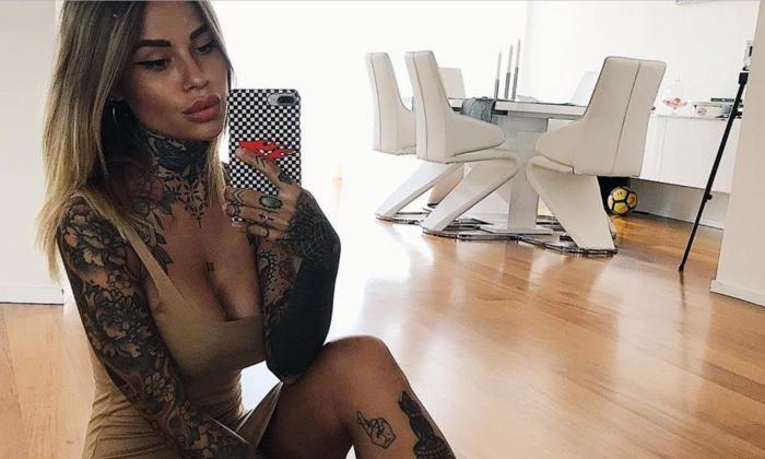 Sergio Agüeronun yanındaki dövmeli güzel Zoe Cristofoli