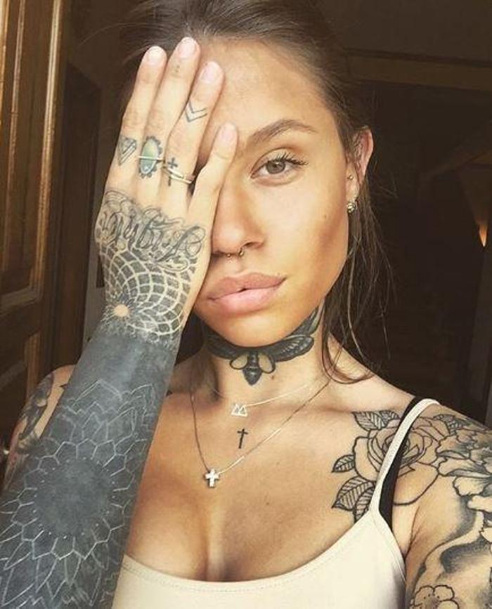 Sergio Agüeronun yanındaki dövmeli güzel Zoe Cristofoli