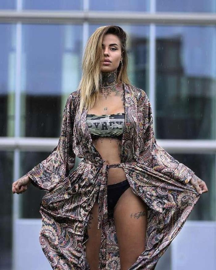 Sergio Agüeronun yanındaki dövmeli güzel Zoe Cristofoli