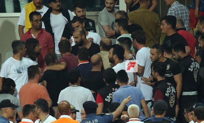 Arda Turanın kardeşi ile Fenerbahçe taraftarı arasında tartışma