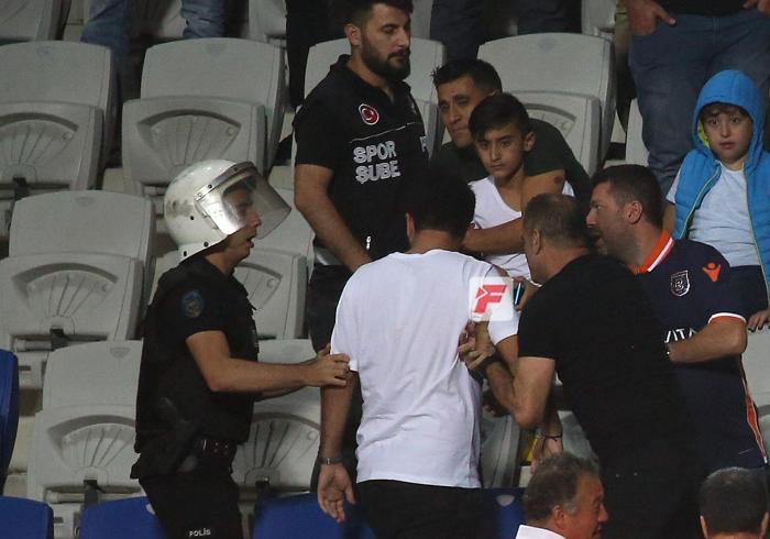 Arda Turanın kardeşi ile Fenerbahçe taraftarı arasında tartışma