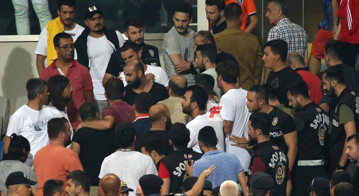 Arda Turanın kardeşi ile Fenerbahçe taraftarı arasında tartışma