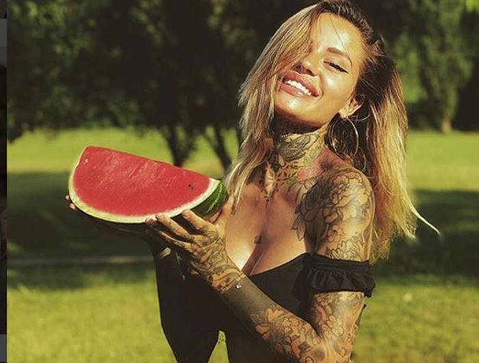 Sergio Agüeronun yanındaki dövmeli güzel Zoe Cristofoli