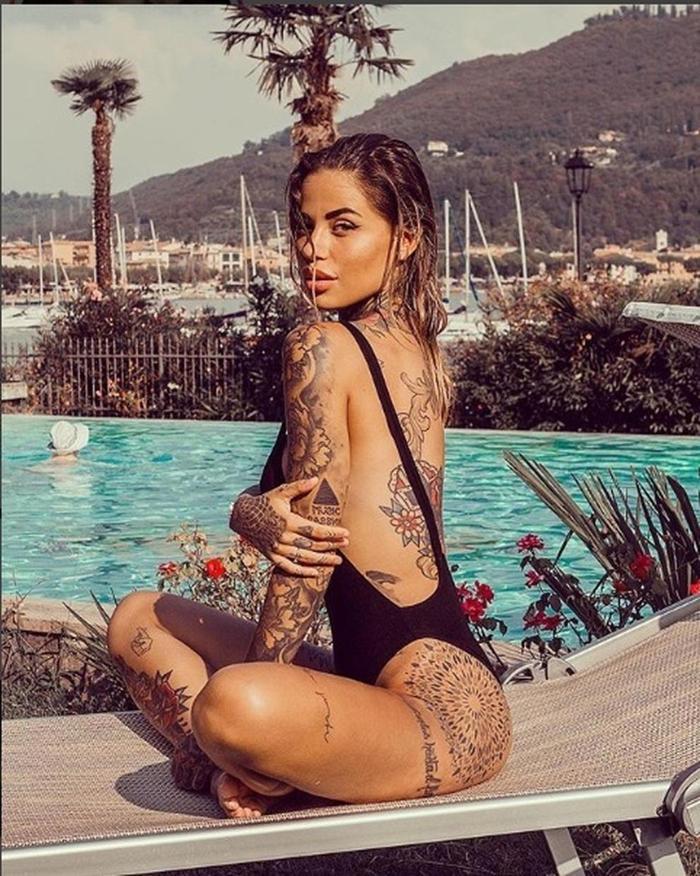 Sergio Agüeronun yanındaki dövmeli güzel Zoe Cristofoli