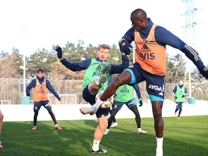 Fenerbahçede Pelkas takımla çalıştı, Gustavo ve İrfan Can özel program ile idman yaptı