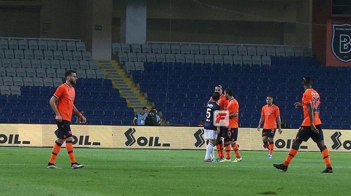 Başakşehir - Fenerbahçe maçında gerilim Emre Belözoğlu...
