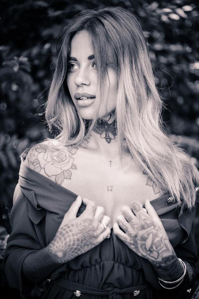 Sergio Agüeronun yanındaki dövmeli güzel Zoe Cristofoli