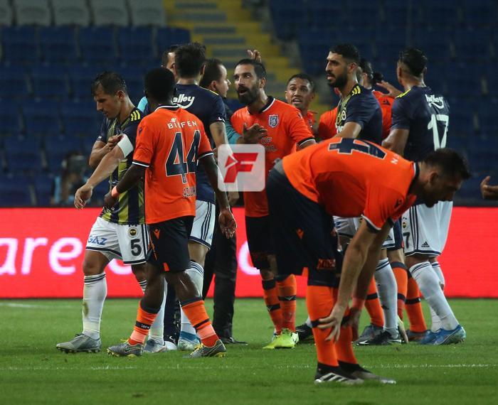 Başakşehir - Fenerbahçe maçında gerilim Emre Belözoğlu...
