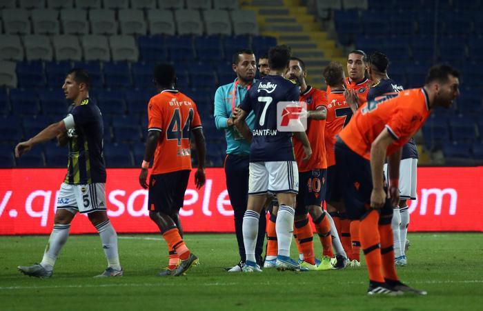Başakşehir - Fenerbahçe maçında gerilim Emre Belözoğlu...