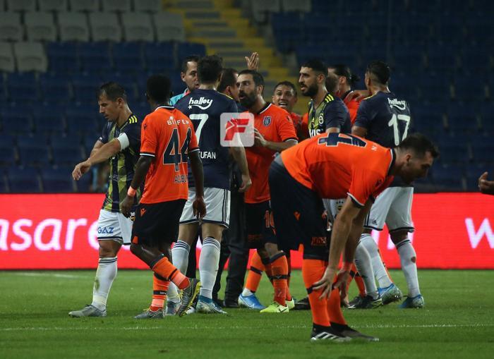 Başakşehir - Fenerbahçe maçında gerilim Emre Belözoğlu...