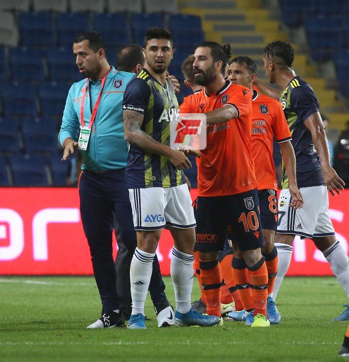 Başakşehir - Fenerbahçe maçında gerilim Emre Belözoğlu...