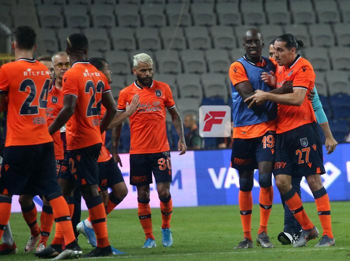 Başakşehir - Fenerbahçe maçında gerilim Emre Belözoğlu...