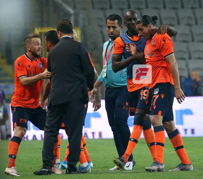 Başakşehir - Fenerbahçe maçında gerilim Emre Belözoğlu...