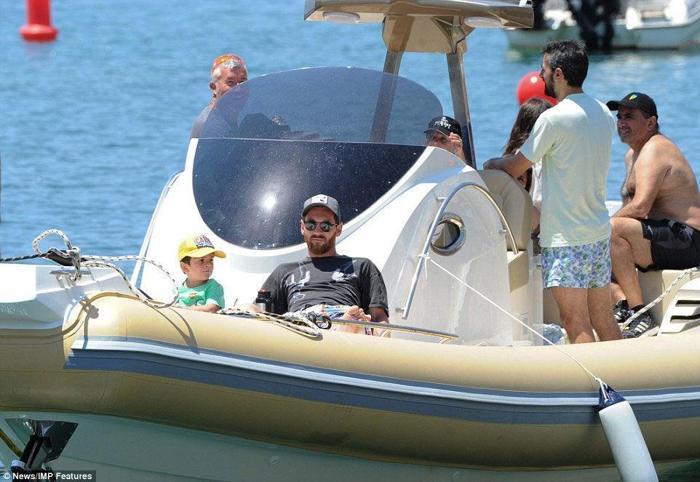 Lionel Messi sezonun stresini Ibizada atıyor