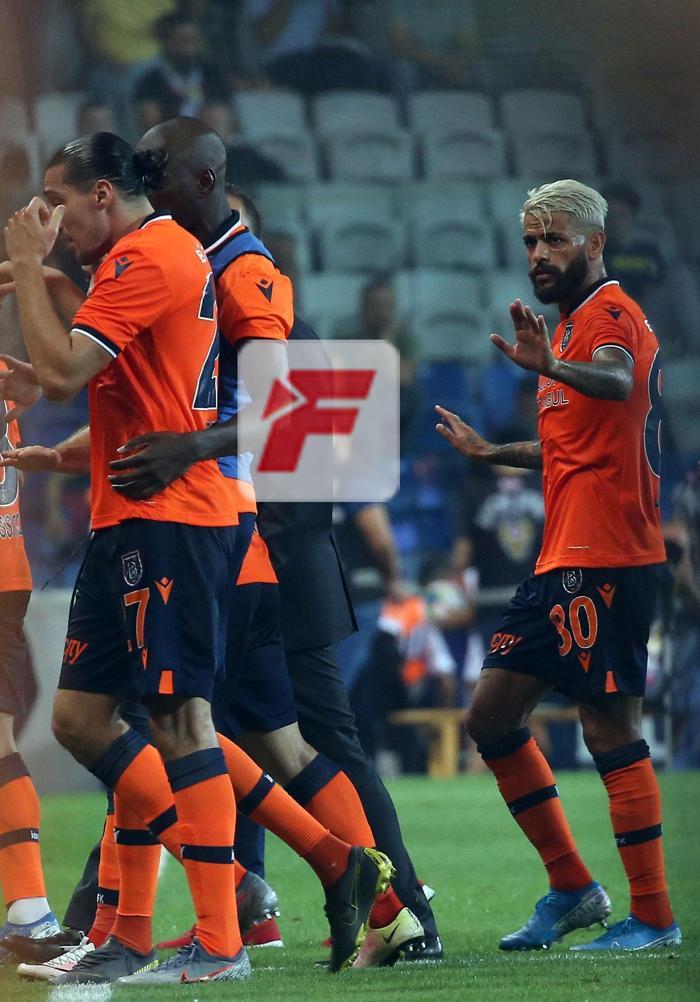 Başakşehir - Fenerbahçe maçında gerilim Emre Belözoğlu...
