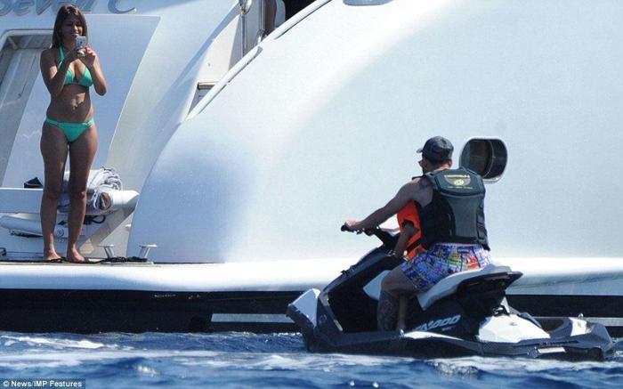 Lionel Messi sezonun stresini Ibizada atıyor