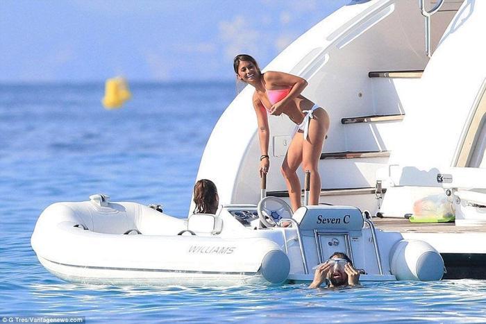 Lionel Messi sezonun stresini Ibizada atıyor