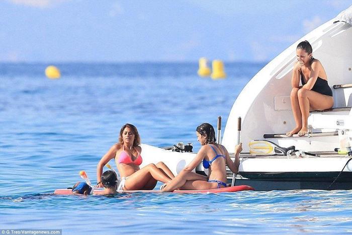 Lionel Messi sezonun stresini Ibizada atıyor
