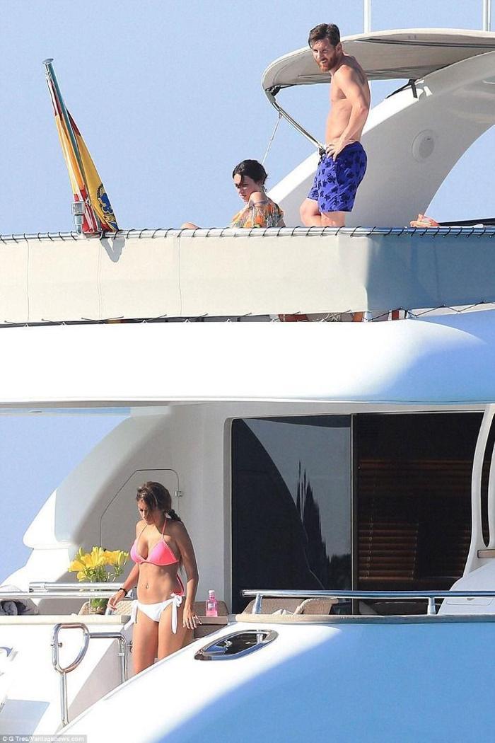 Lionel Messi sezonun stresini Ibizada atıyor