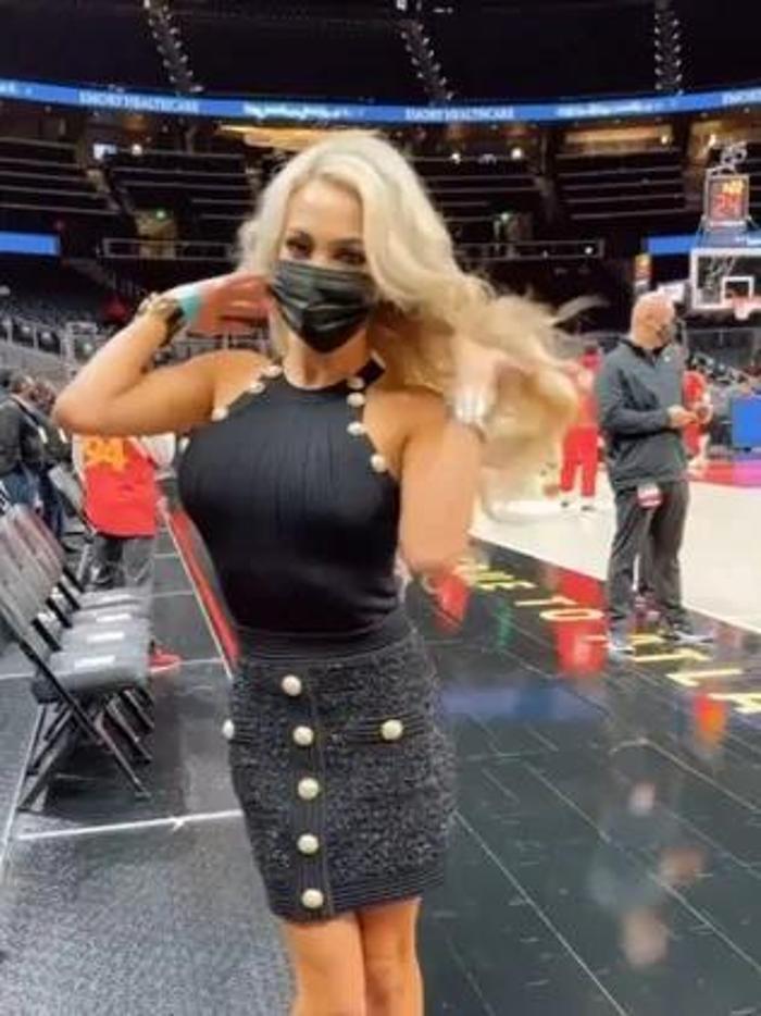 LeBron Jamesin küfür ettiği Juliana Carlosa dev teklif