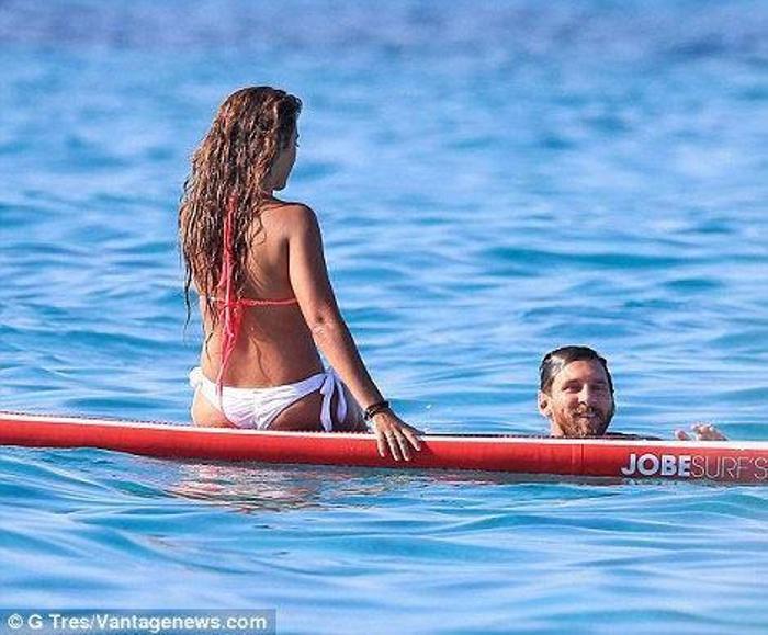 Lionel Messi sezonun stresini Ibizada atıyor