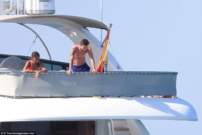 Lionel Messi sezonun stresini Ibizada atıyor