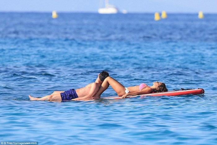 Lionel Messi sezonun stresini Ibizada atıyor