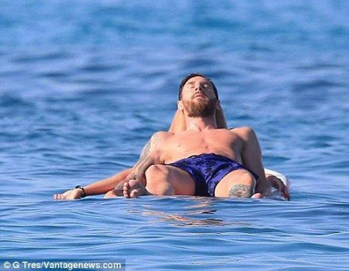 Lionel Messi sezonun stresini Ibizada atıyor