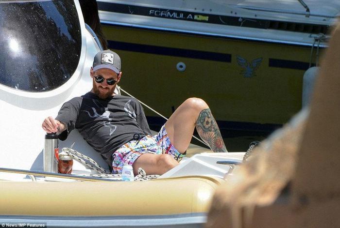 Lionel Messi sezonun stresini Ibizada atıyor