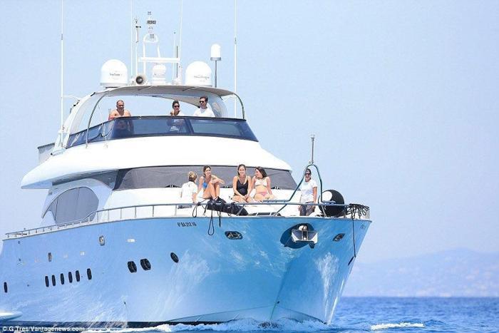 Lionel Messi sezonun stresini Ibizada atıyor