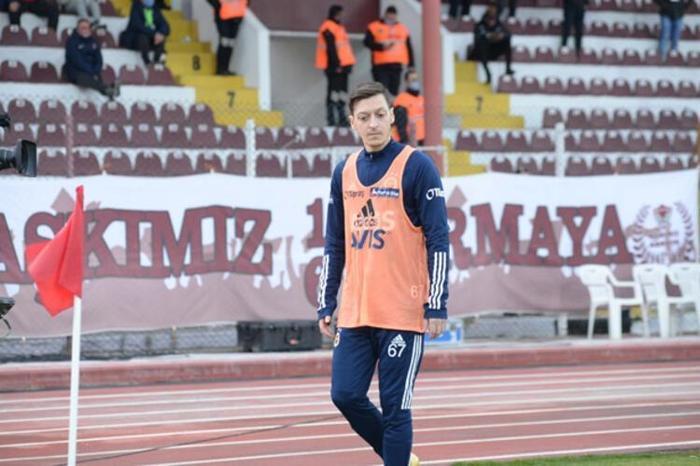 Mesut bu, bir hareket yapar maçın kaderi değişir